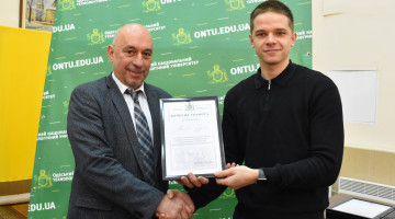 Вітаємо нашого випускника Максима Орлова з отриманням Почесної грамоти Президента ОНТУ!