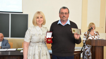 Вітаємо Юрія Симоненко з високою відзнакою до Дня науки!